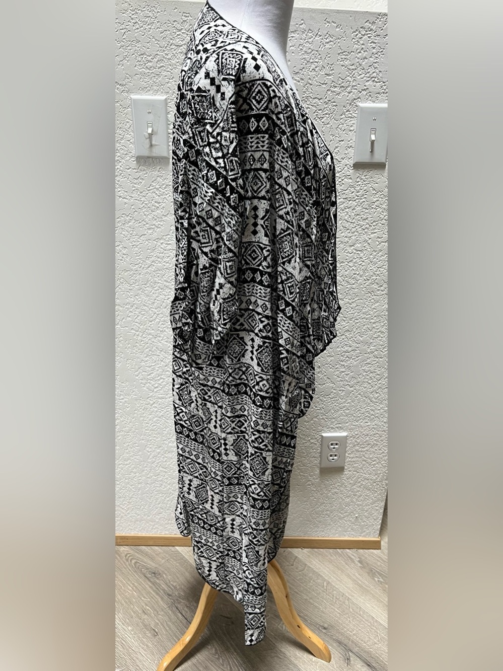 LuLaRoe Black & White Aztec Shirley Long Kimono - Picture 5 of 6